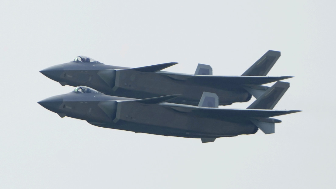 China evalúa realizar operaciones de sus cazas más avanzados y drones para aumentar su capacidad de combate