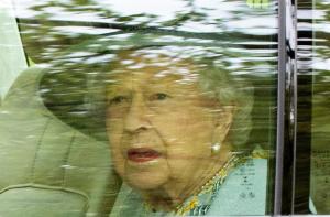 La reina Isabel II mantiene una audiencia en persona tras su problema de espalda