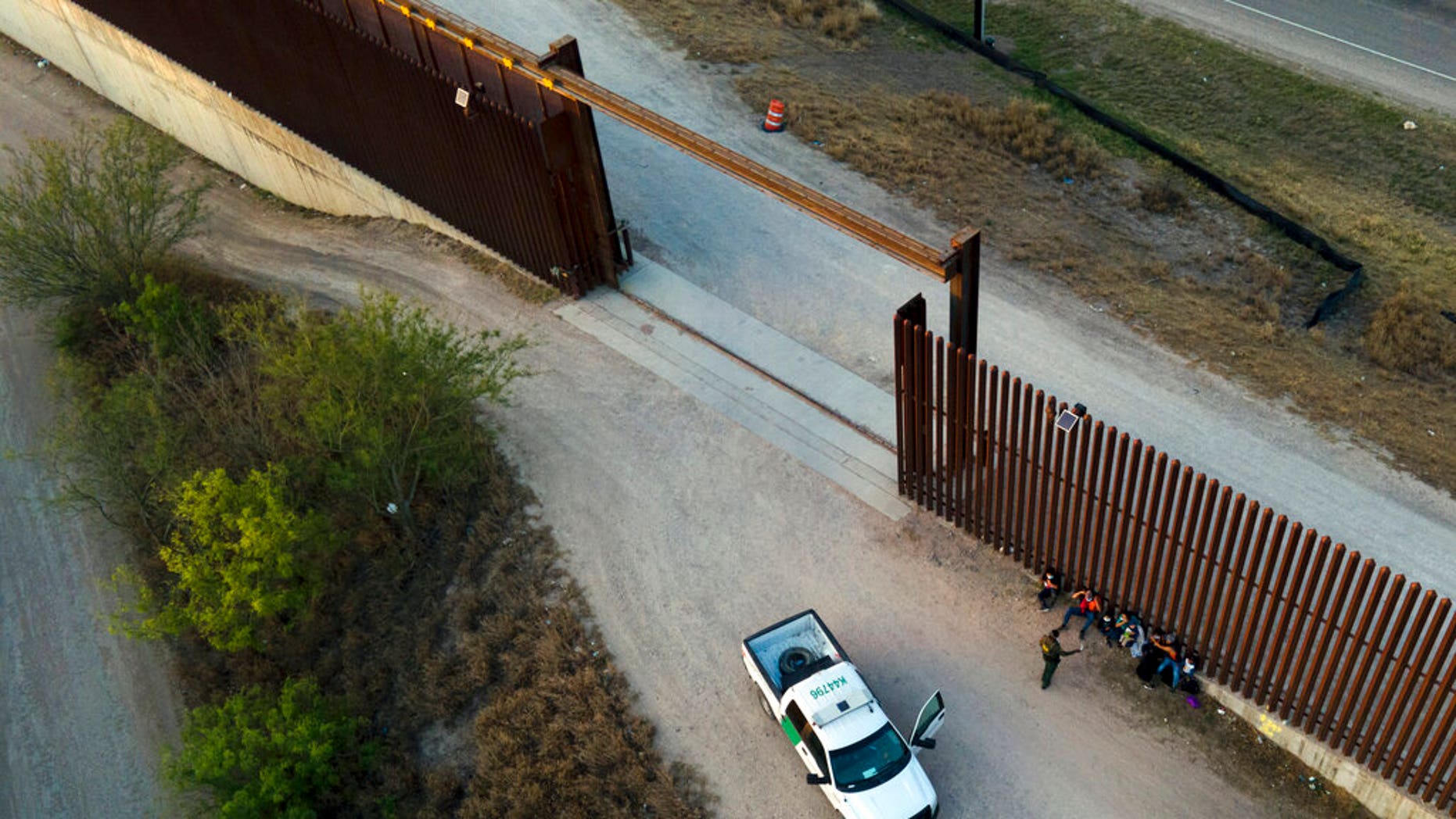 Tras las rejas un sujeto de Nuevo México por ocultar a más de 60 inmigrantes en una camioneta