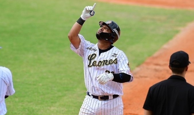 Con jonrones de Castillo y Valera, Leones hicieron respetar su casa ante Tiburones (Videos)