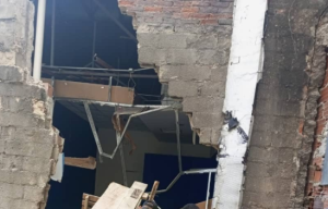 Terrible: Colapso de una pared en Sabana Grande dejó múltiples heridos y atrapados (Fotos)
