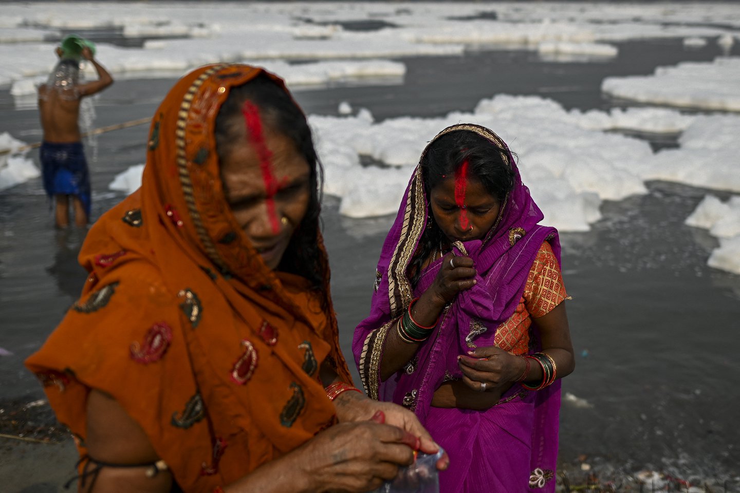 Un río sagrado de India quedó cubierto por una espuma tóxica: Devotos se bañaron durante ritual religioso (FOTOS)