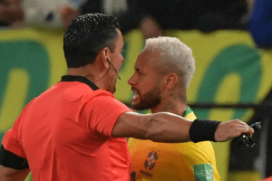 Suspenden al árbitro del partido Colombia vs Brasil por no expulsar a Neymar Jr