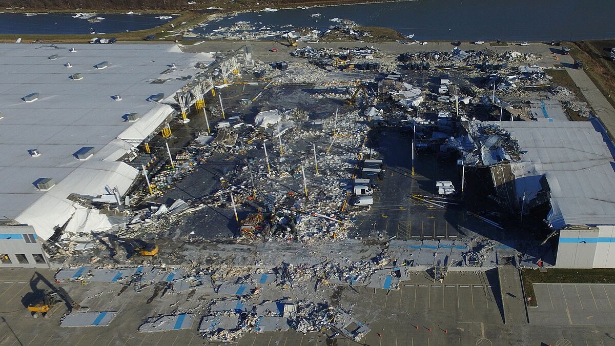 “Como si un tren atravesara el edificio”: Trabajadores de Amazon lucharon por sobrevivir a los tornados