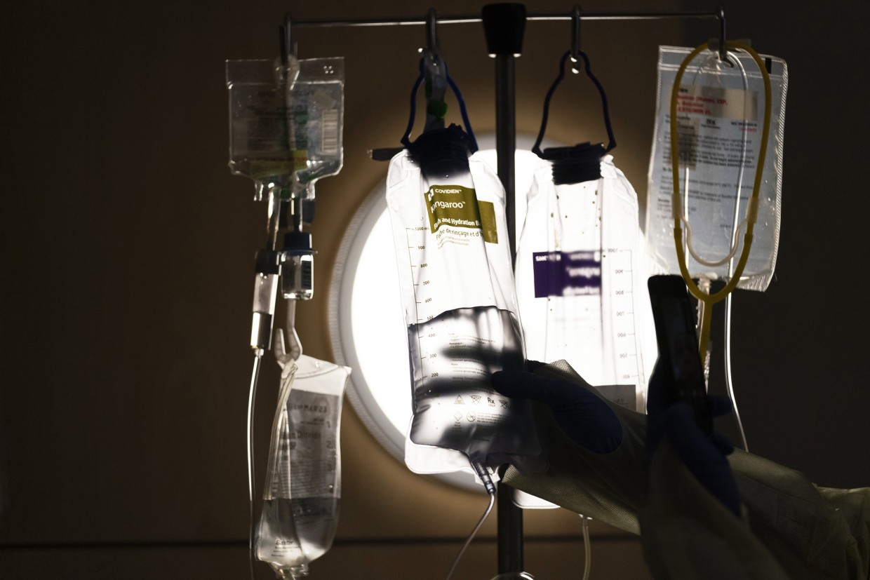 “Nunca va a desaparecer”: Ola de contagios retrasa la atención médica en hospitales de EEUU