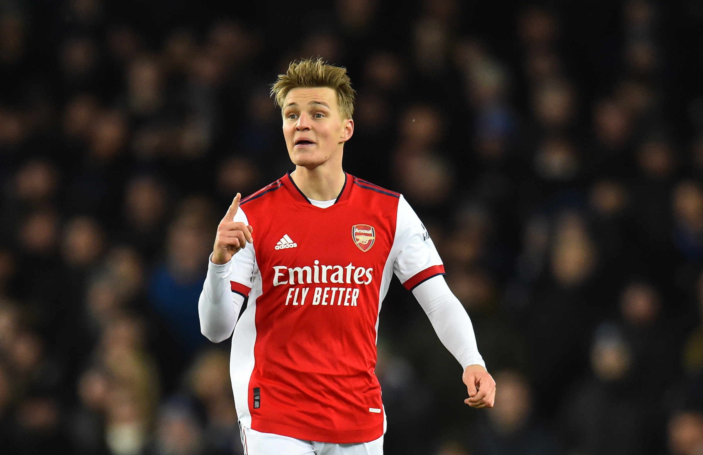 Odegaard metió al Arsenal en puestos de Champios tras aplastar al Norwich