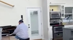 VIRAL: hombre desolado toca el piano en su casa destruida por el tornado de Kentucky (VIDEO)