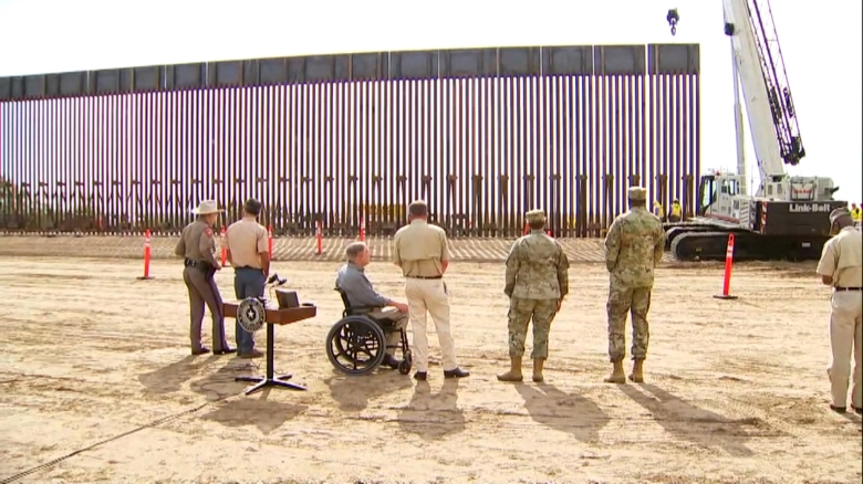 Gobernador de Texas reveló construcción de su muro fronterizo