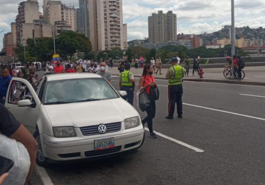 Cerrado acceso a la Avenida Universidad en Caracas por protesta este #10Dic (FOTO)