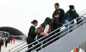Maduro dejó a Castillo con los “crespos hechos”: negó ingreso al vuelo que traía a más de 40 venezolanos deportados