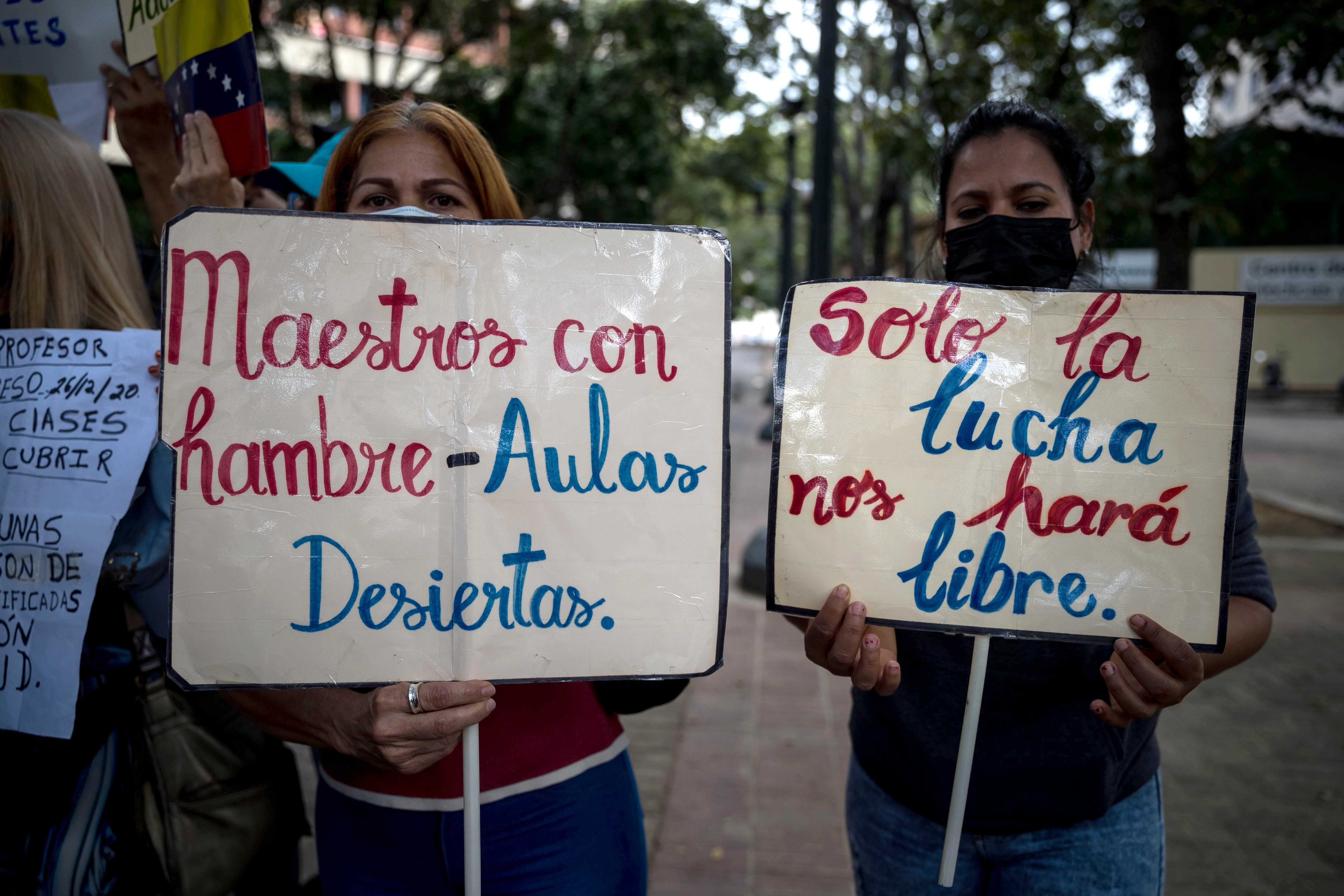 Los profesores venezolanos abandonan las aulas por los bajos salarios
