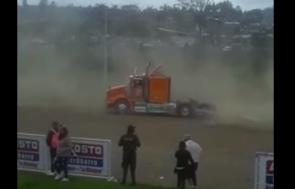 Competencia de tractomulas dejó múltiples lesionados en Colombia (Video sensible)