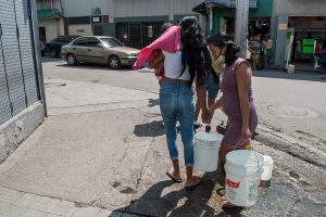 Caraqueños exigen a Carmen Meléndez cumpla con lo que prometió: resolver la crisis del agua y recoger la basura