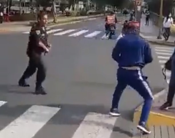 Connacional agredió a policía cuando iba a ingresar a la embajada venezolana en Perú (VIDEO)