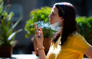 Fumar tabaco aumenta el riesgo de muerte y hospitalización por Covid-19, según estudio