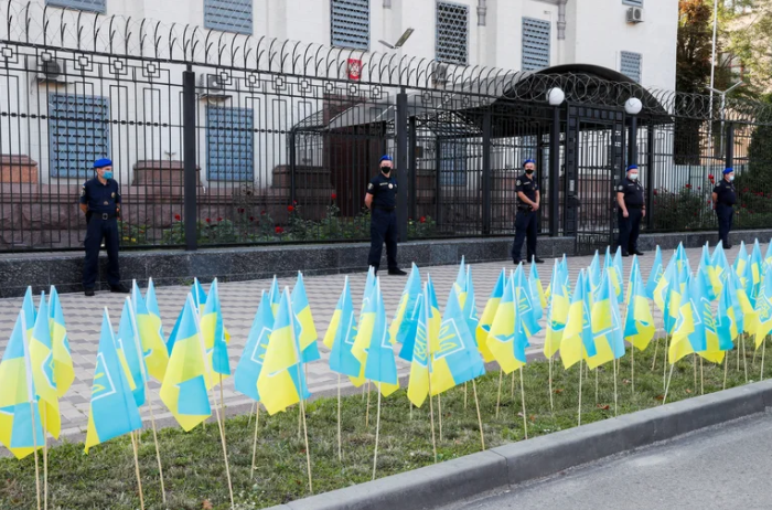 En medio de las tensiones militares, Rusia evacuó lentamente su embajada y un consulado en Ucrania