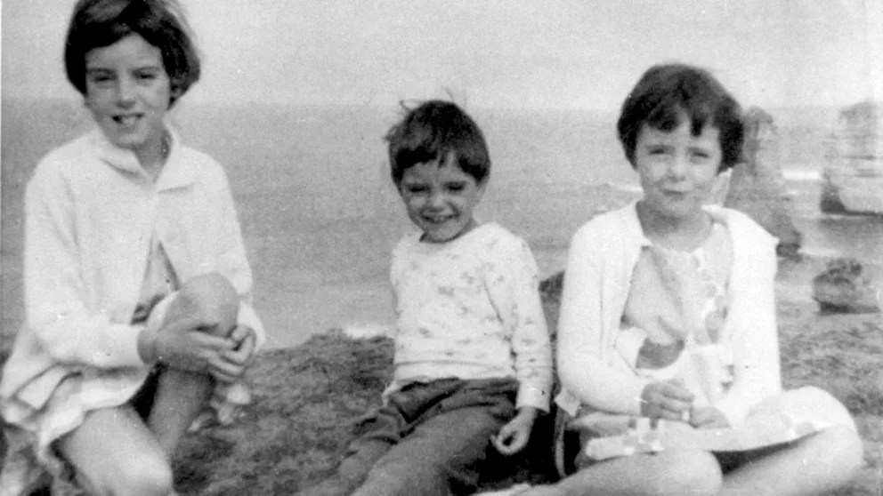 Los hermanitos que fueron a la playa y desaparecieron para siempre: misterio, pedófilos y el calvario de sus padres