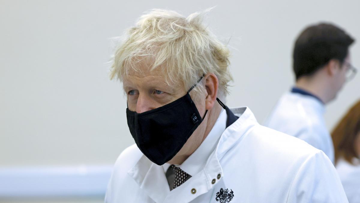 Boris Johnson acusa a los antivacunas de propagar “confusión” en redes sociales