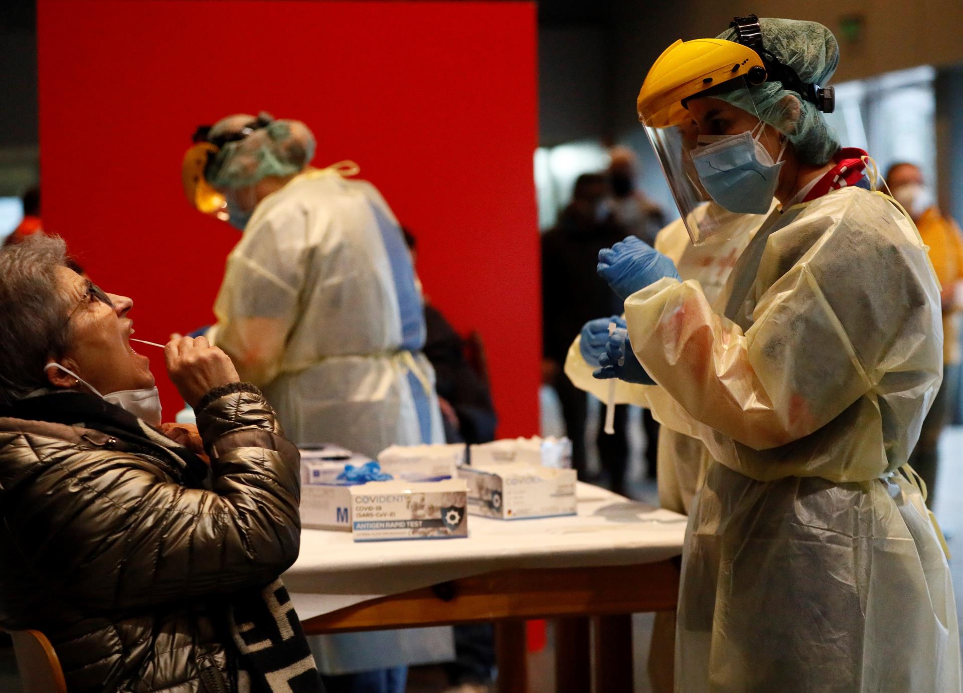 Sexta ola de coronavirus se suaviza en España, pero suma 215 muertos más