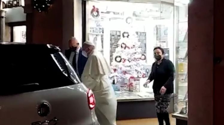 El papa Francisco salió del Vaticano y apareció en una tienda de discos en Roma