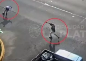 Tensión en Argentina: persiguió a dos ladrones que le robaron la moto y le disparó a uno de ellos