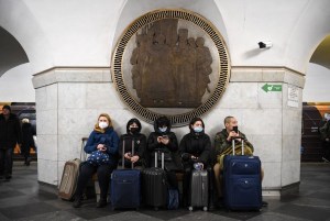 Estaciones de metro se convierten en búnkeres improvisados en Ucrania (Fotos)