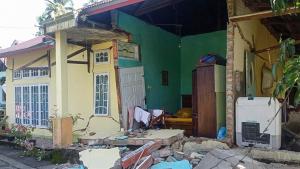 Ascienden a siete los muertos por el terremoto de 6,2 en lndonesia