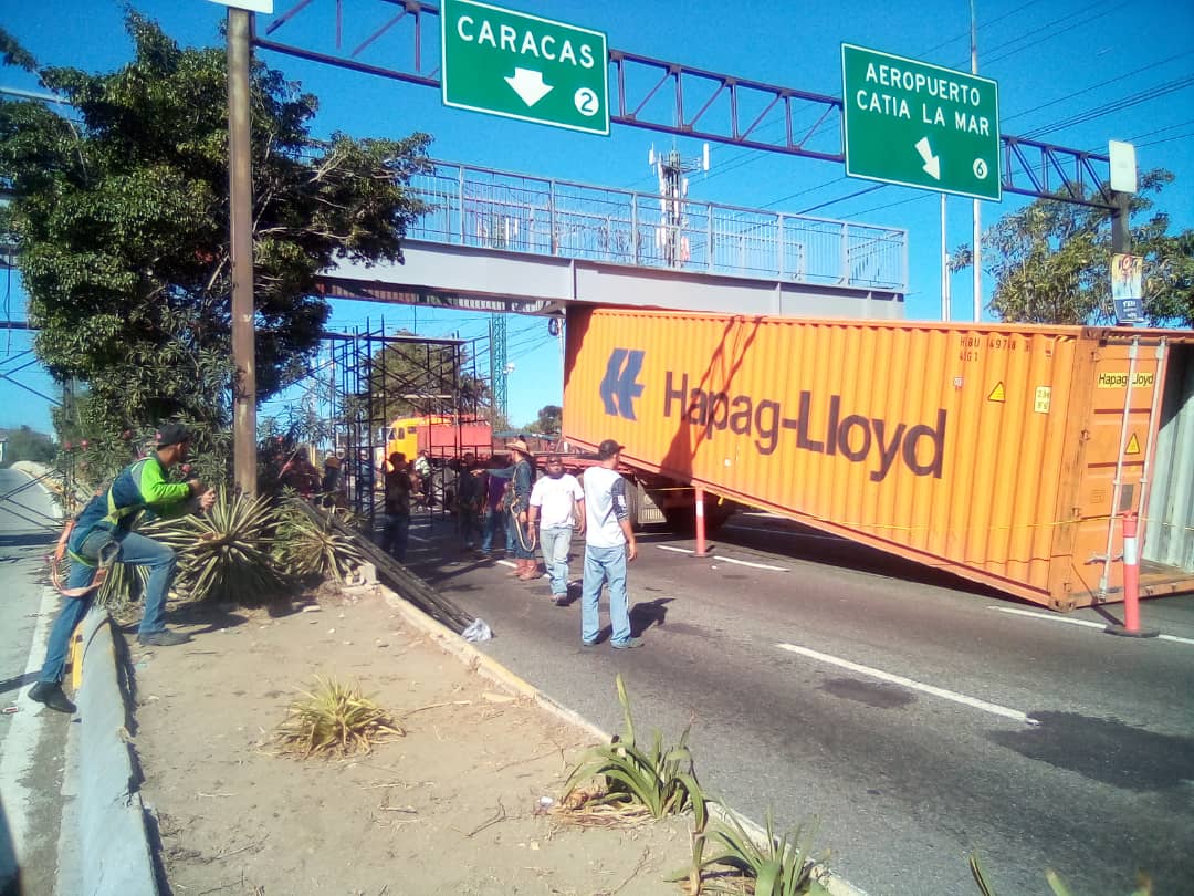 Gandola “se llevó” la pasarela de El Trébol y causó fuerte congestión en La Guaira #11Feb (FOTOS)