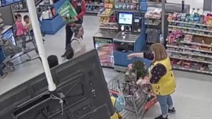 Armó un berrinche después de ser sorprendida robando en un Walmart de Florida