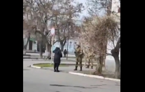 Valiente mujer ucraniana se volvió VIRAL por confrontar a soldados rusos (VIDEO)