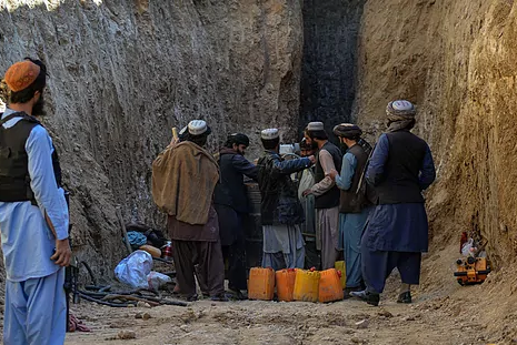 Murió un niño tras permanecer 15 horas atrapado en un pozo en Afganistán