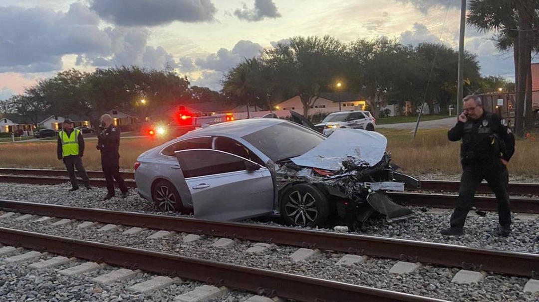 Se salvaron de milagro: mujer y su bebé lograron salir de un carro antes de que un tren los arrollara en EEUU