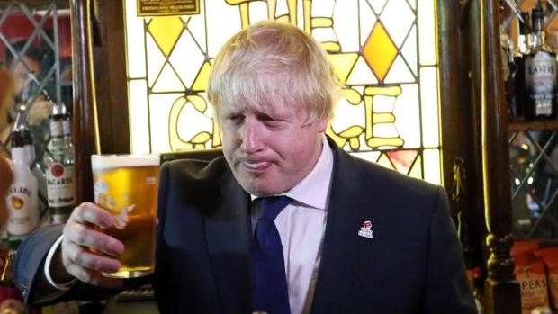 La Policía tiene una foto de Boris Johnson brindando con cerveza española en su fiesta de cumpleaños