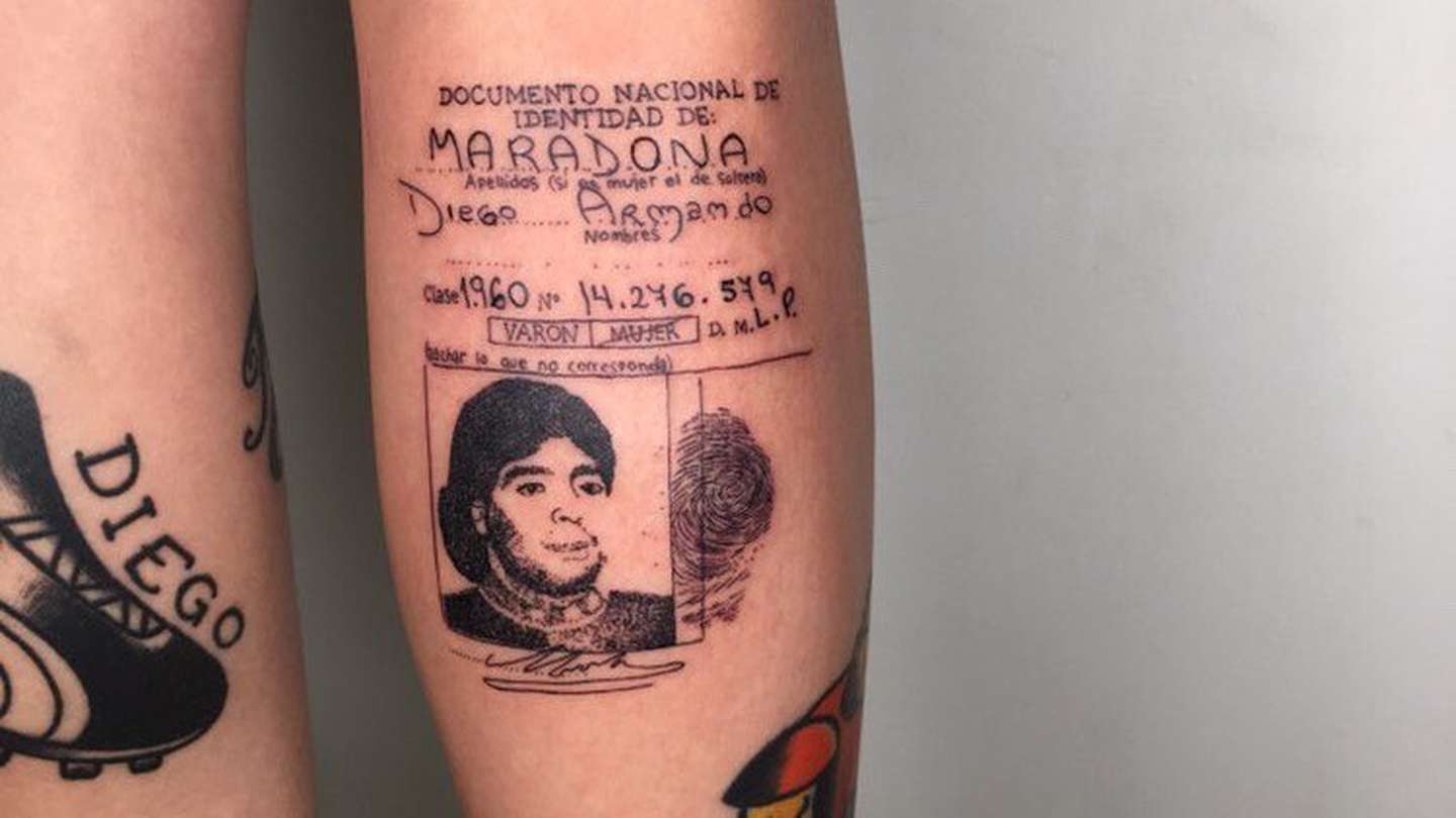“Quise tener a Diego en la piel”, la mujer que se tatuó el DNI de Maradona (Fotos)