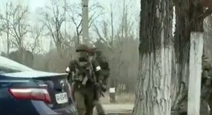Reportero de CNN se encontró con el Ejército ruso mientras tomaban el aeropuerto Antonov en Ucrania (VIDEO)