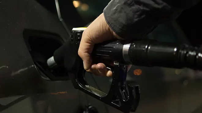 Precio de la gasolina y el diésel baja en España por primera vez en el año