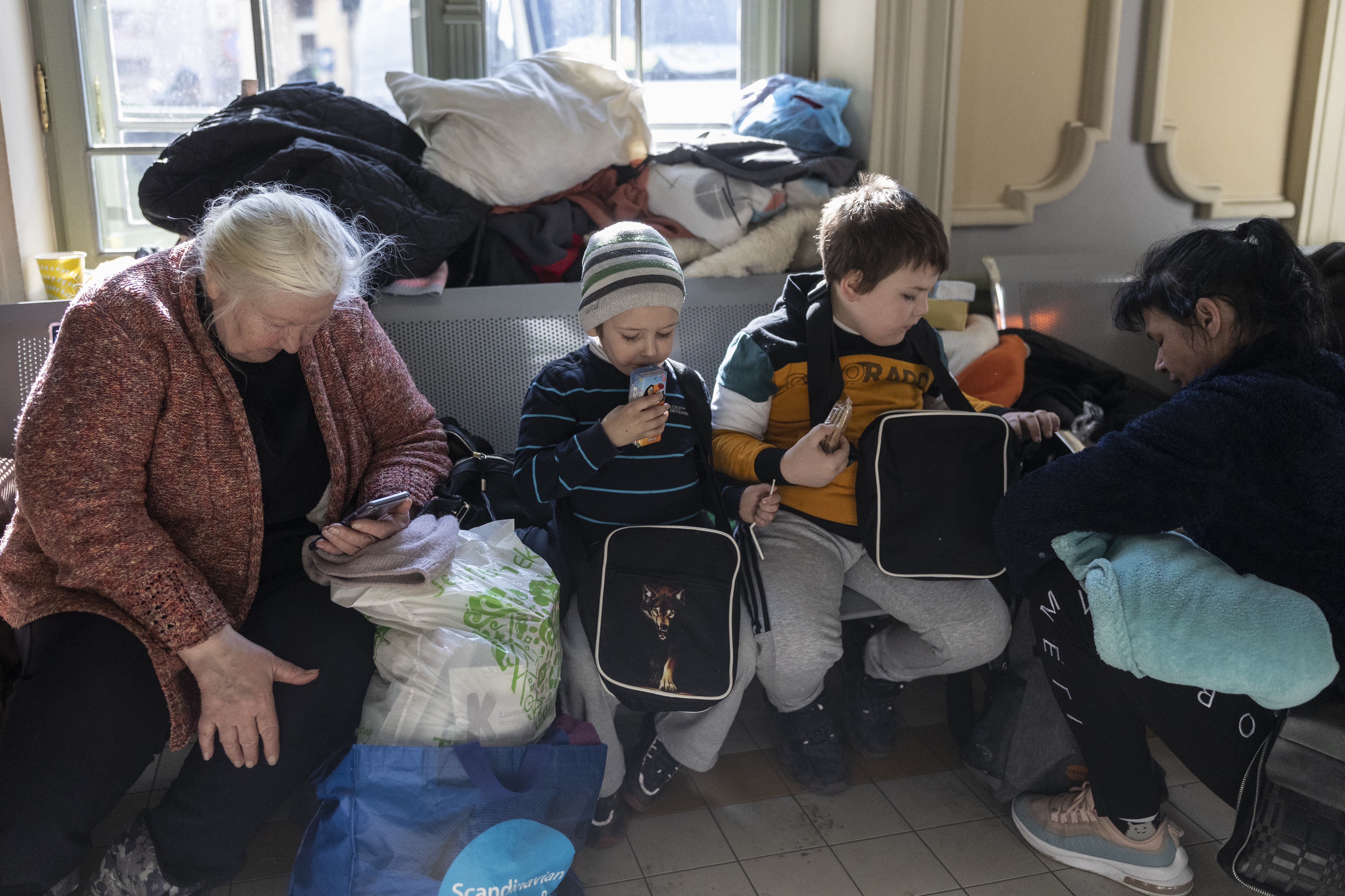Abuelos y niños, el rostro generacional de los damnificados de la guerra en Ucrania