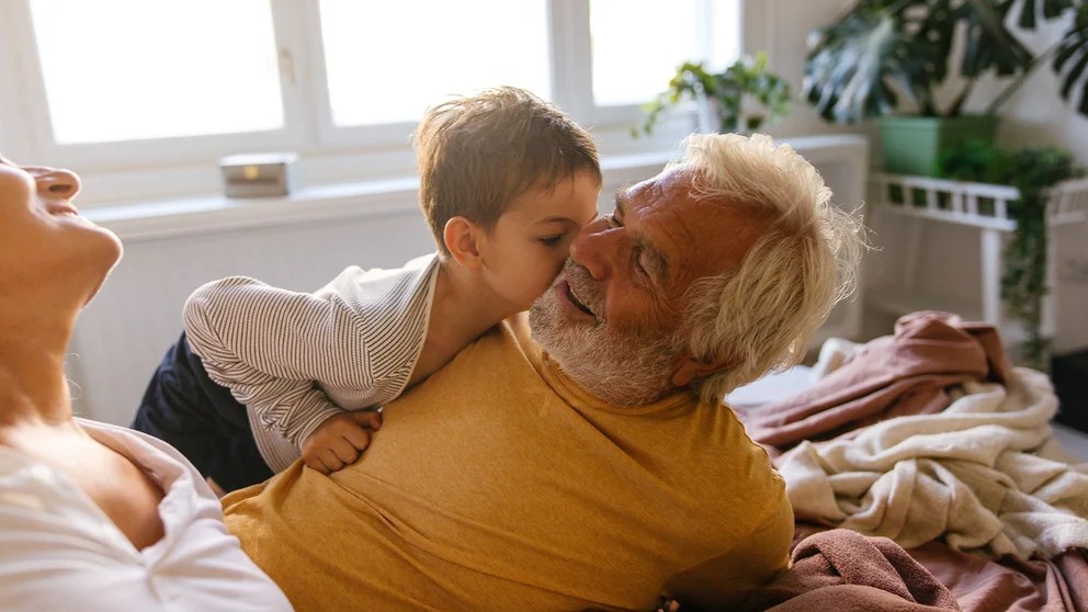 Los primeros signos de demencia podrían revertirse con una buena vida social, según estudio