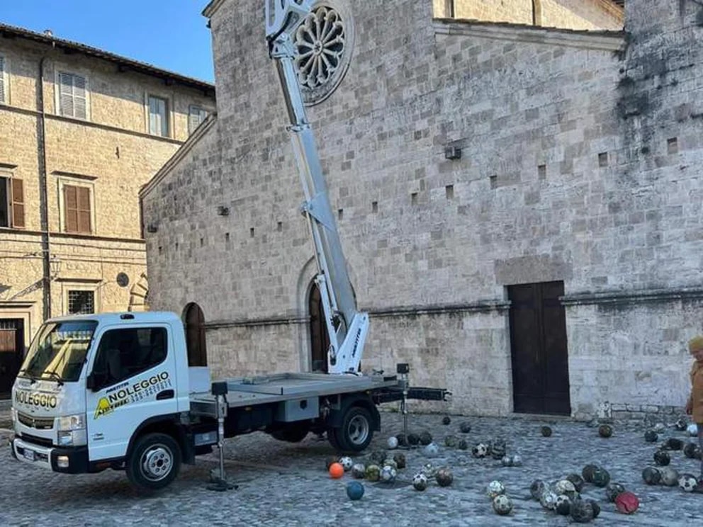 Decenas de pelotas de fútbol perdidas por niños aparecieron en el techo de una iglesia de Italia (Fotos)