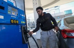Aumento de precios de la gasolina en EEUU obliga a conductores a trabajar por menos del salario mínimo