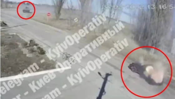 Aterrador video: tanque ruso fusiló sin piedad un carro con civiles en Ucrania