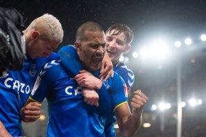 Un Salomón Rondón “enrachado” se abre paso en el Everton