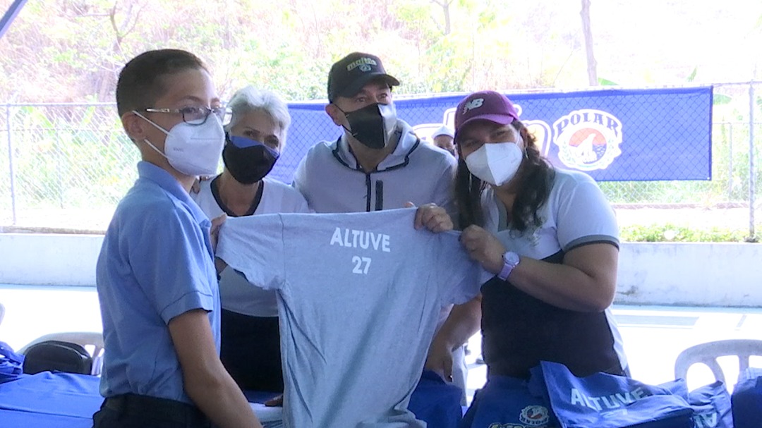 José Altuve y Maltín Polar siguen dejando huellas en el colegio Cristo Rey de Maracay (VIDEO)