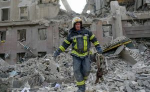 En imágenes: La destrucción tras el impacto del cohete ruso contra edificio gubernamental en Mykolaiv