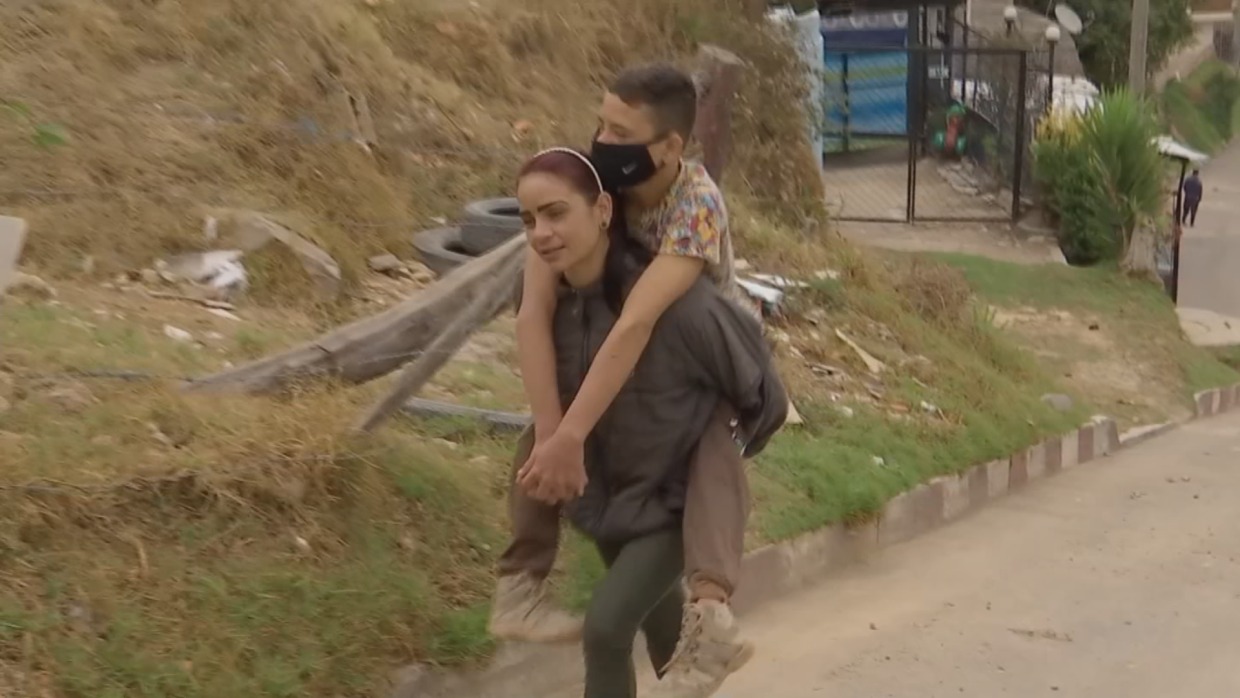 Venezolana cruzó la frontera hacia Colombia cargando en la espalda a su hijo de 11 años