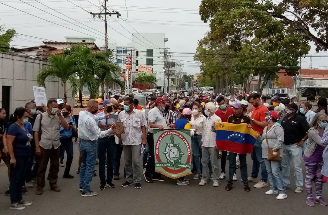 Pensionados marcharon para protestar frente al IVSS de Maturín por mejoras salariales (FOTOS)