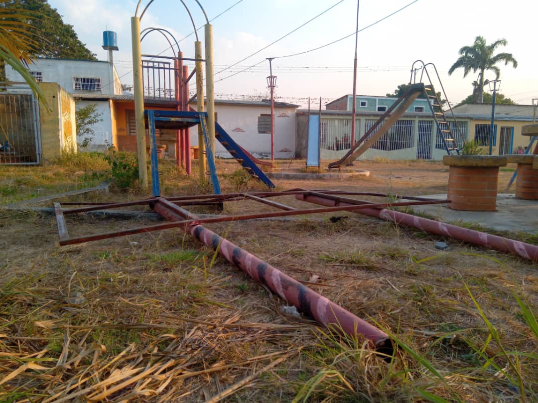 ¡Desidia total! Rotos y oxidados están los aparatos de un parque infantil en Bejuma