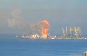 Momento dramático captado en VIDEO: Ucranianos hacen estallar barco ruso mientras la armada de Putin huye