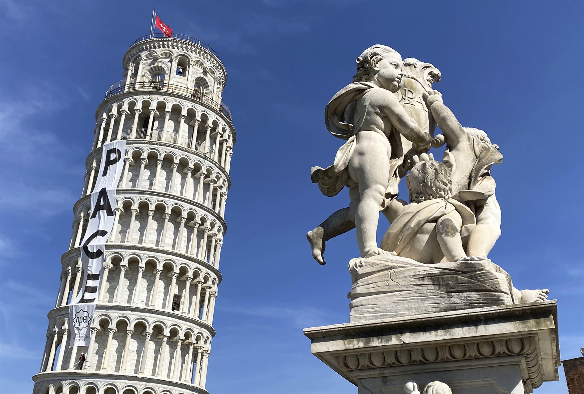 Una enorme pancarta llamando a la paz ondea en la torre inclinada de Pisa (FOTOS)