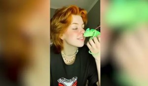 EN VIDEO: Camaleón intentó dar a su dueña un dulce beso en la nariz y la reacción de la joven se hizo VIRAL